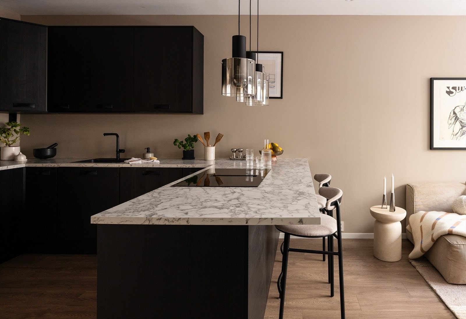 Kjøkkenøyen gir et skille mellom stue og kjøkkenet i tillegg til en spiseplass hvor du kan invitere venner og bekjente på middagsselskaper eller vinkveld. Galleribilde