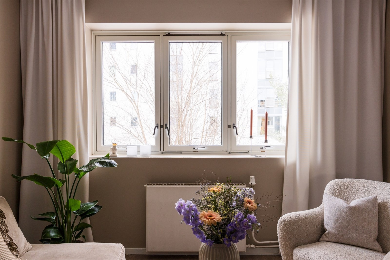 Varmtvann, fjernvarme og internett er inkludert i felleskostnader og gir forutsigbare boutgifter. Galleribilde