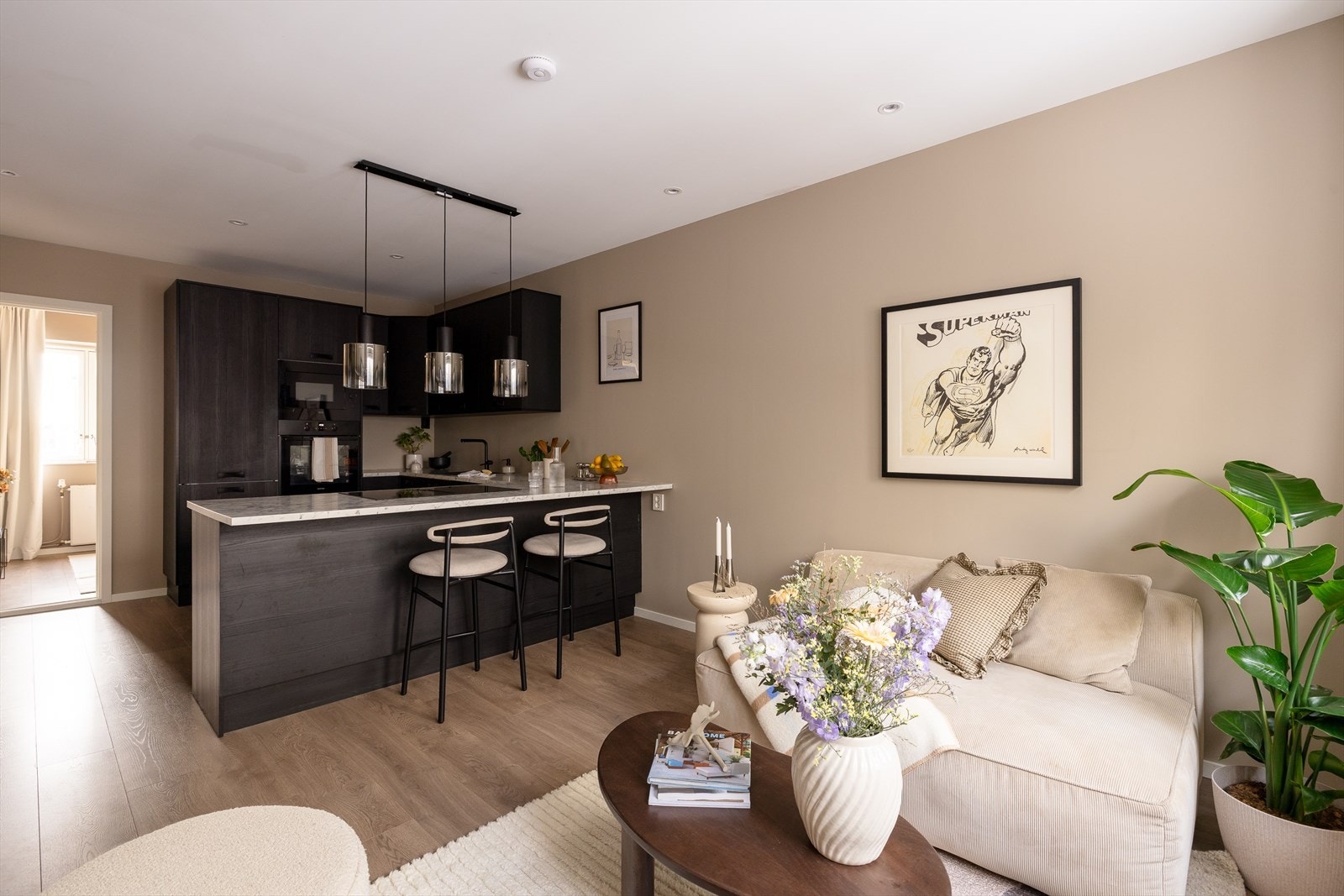 Dette er en rålekker 3-roms leilighet som er betydelig renovert i 2021-2022. Galleribilde