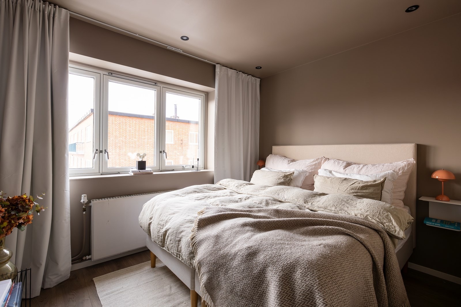 Hovedsoverommet er romslig og har plass til dobbeltseng med nattbord på hver side. Galleribilde