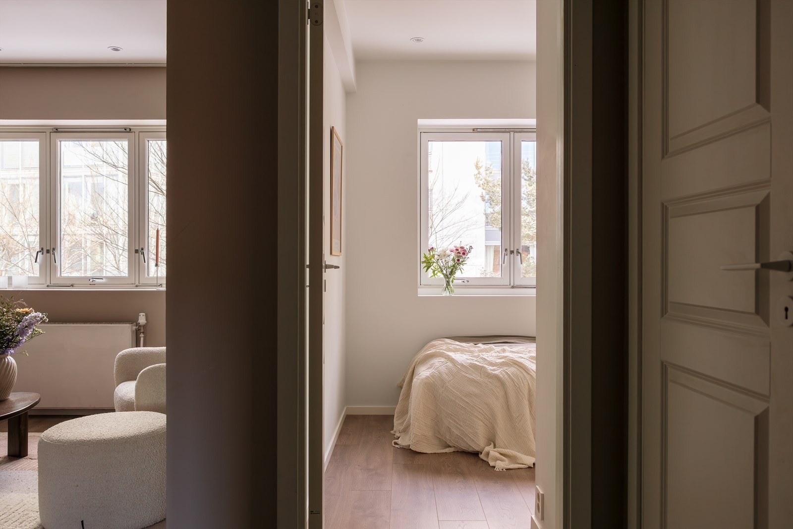 Boligen har to gode soverom på hver sin side av leiligheten. Galleribilde