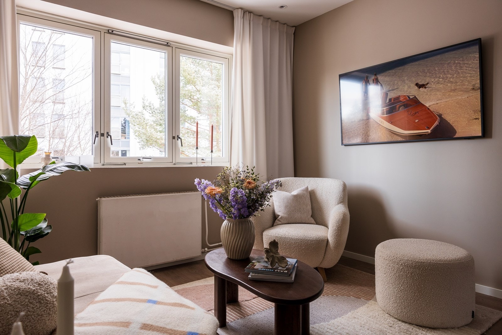 Stuen har plass til sofagruppe og tilhørende møblement og det er lagt til rette for et ryddig uttrykk, blant annet ved at kabler er skjult bak veggen. Galleribilde