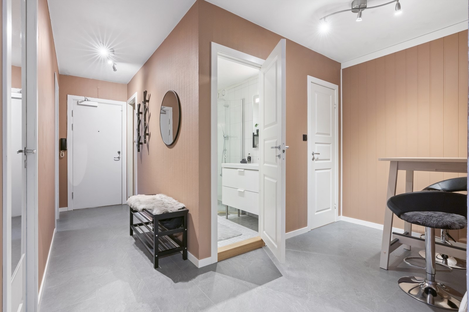 - Romslig entré/gang på 10m² - Galleribilde