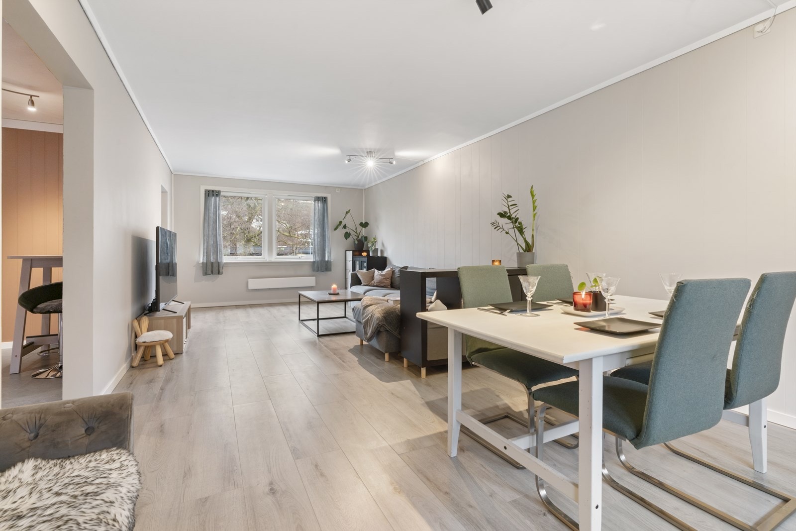 - Leiligheten er jevnlig vedlikeholdt og modernisert de siste årene med bl.a. nytt gulv og maling av overflater - Galleribilde