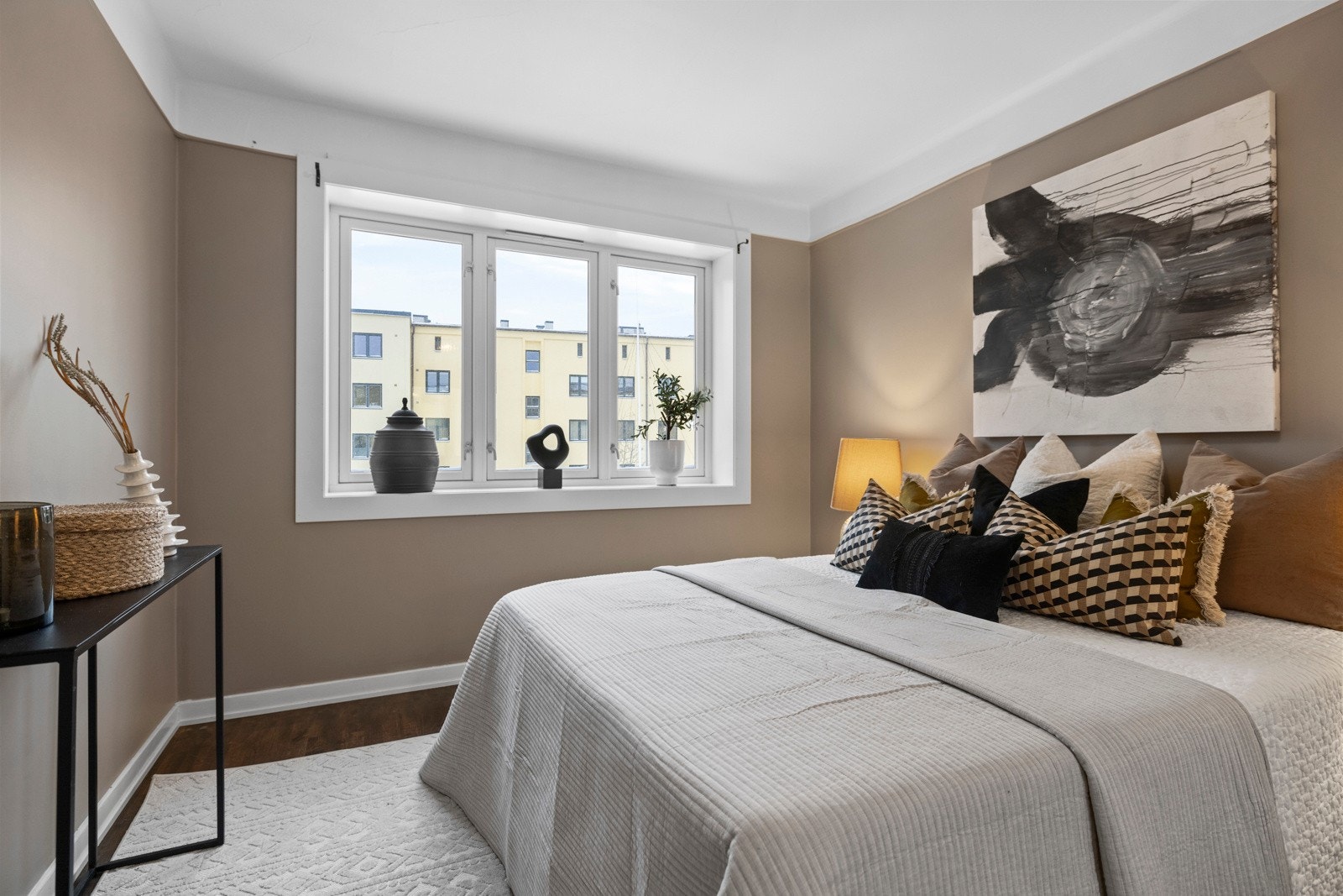 - Soverom med god plass til dobbeltseng og nattbord - Galleribilde