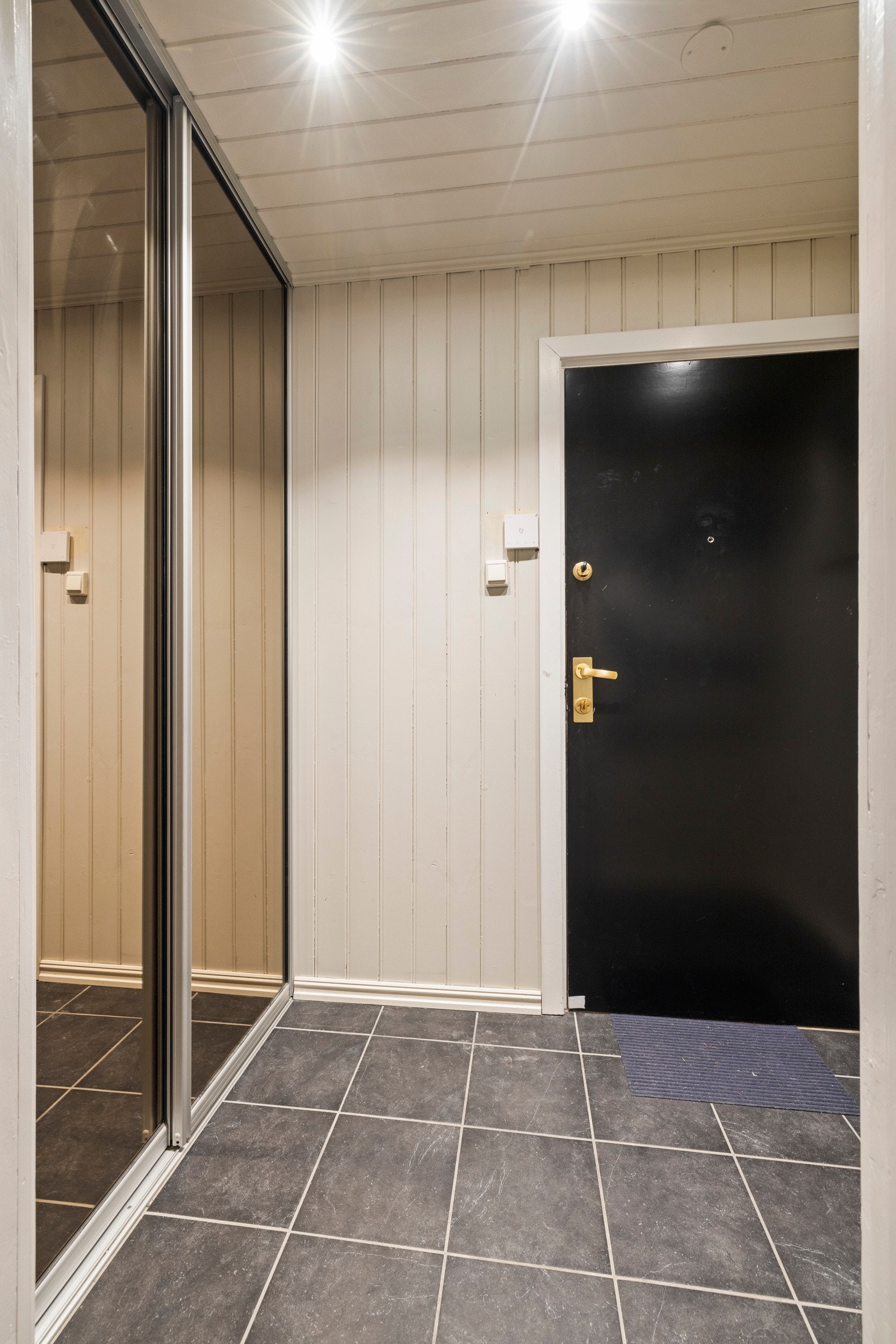 - Hyggelig entré med plass til oppbevaring av yttertøy og sko - Galleribilde