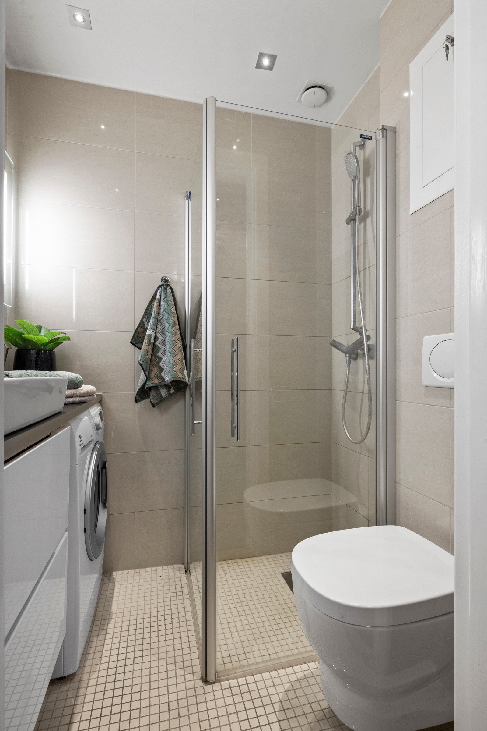 - Bad med elektriske varmekabler. Vegghengt toalett med innebygd sisternekasse - Galleribilde