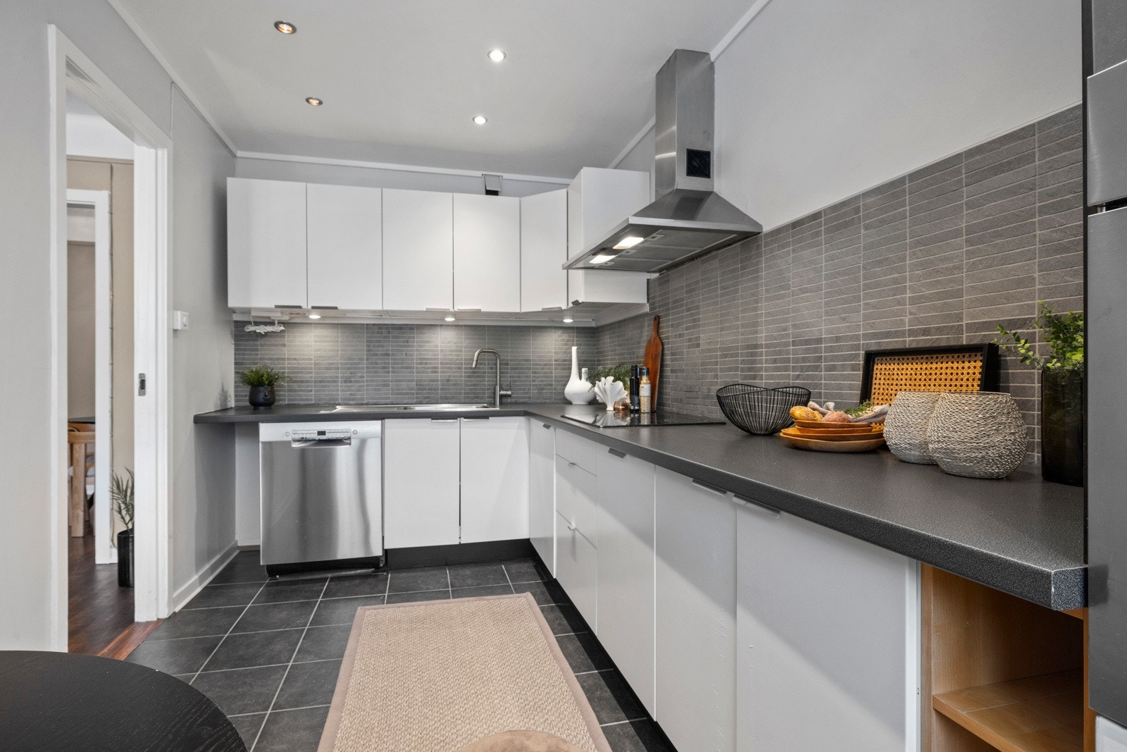 - Integrerte hvitevarer er oppvaskmaskin, platetopp, komfyr og mikrobølgeovn - Galleribilde