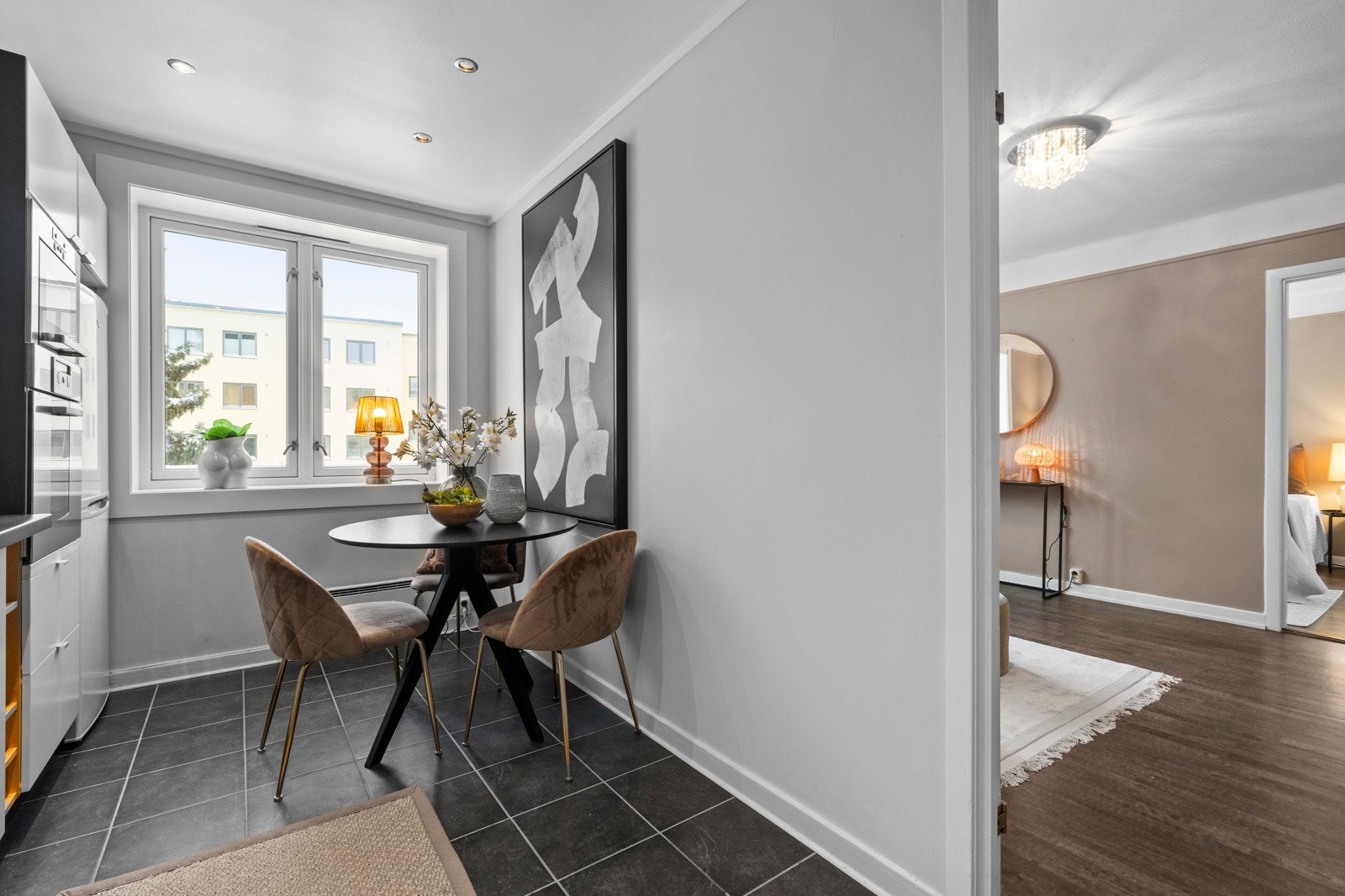 - Kjøkken med plass til kjøkkenbord - Galleribilde