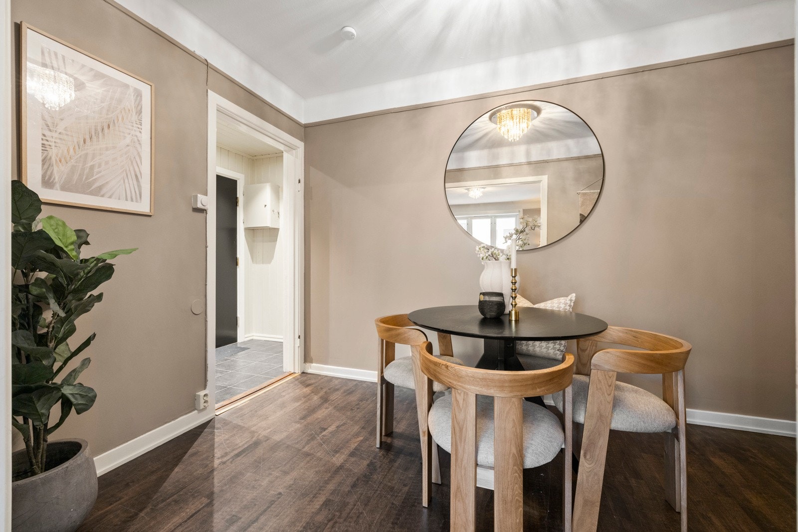 - Leiligheten disponerer tre boder. To boder i kjeller på ca 5,6 kvm og ca 4,6 kvm, samt en bod på loft ca 6,1 kvm - Galleribilde