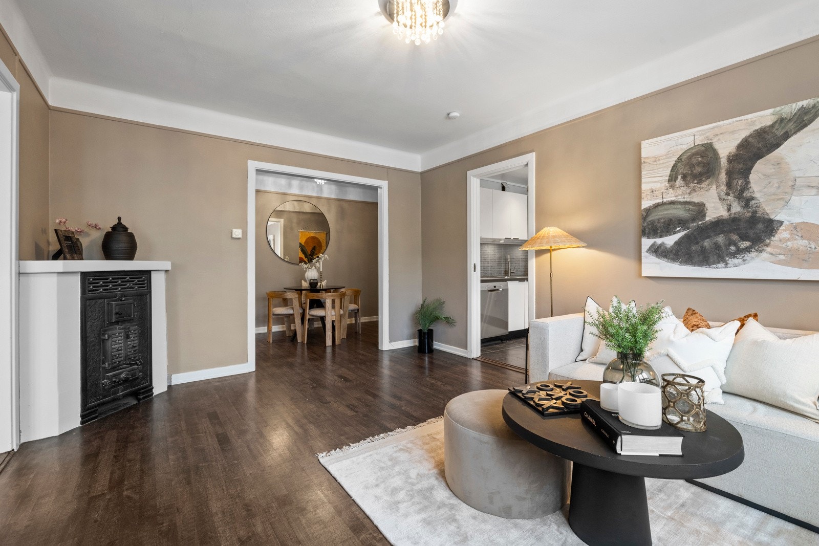 - Et stort rom som gir plass til både stueomåde og spisebord - Galleribilde