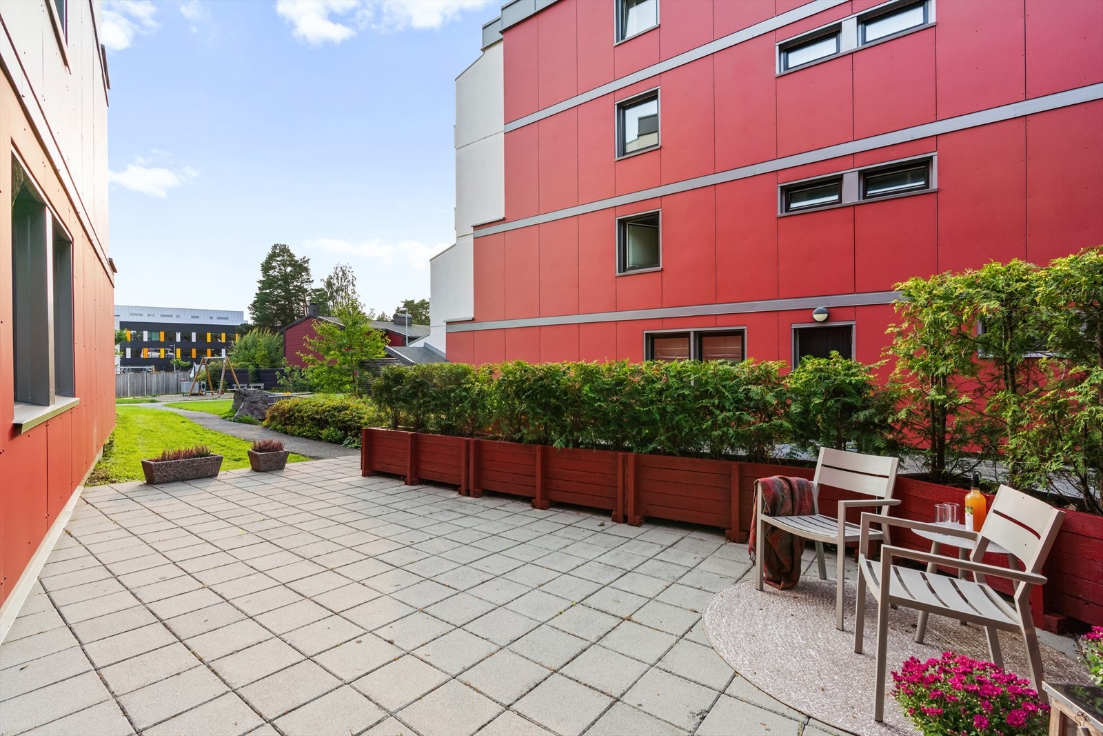 Utgang fra kjøkken til nordvendt hellelagt uteplass på ca. 25 m². Galleribilde