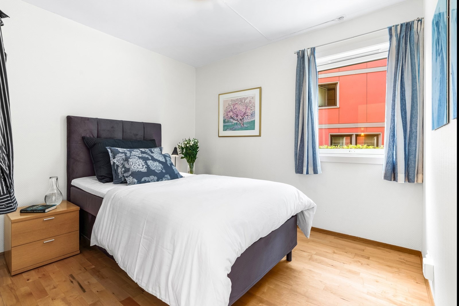 Soverom 2 er også av god størrelse med plass til dobbeltseng, nattbord og kommode Galleribilde