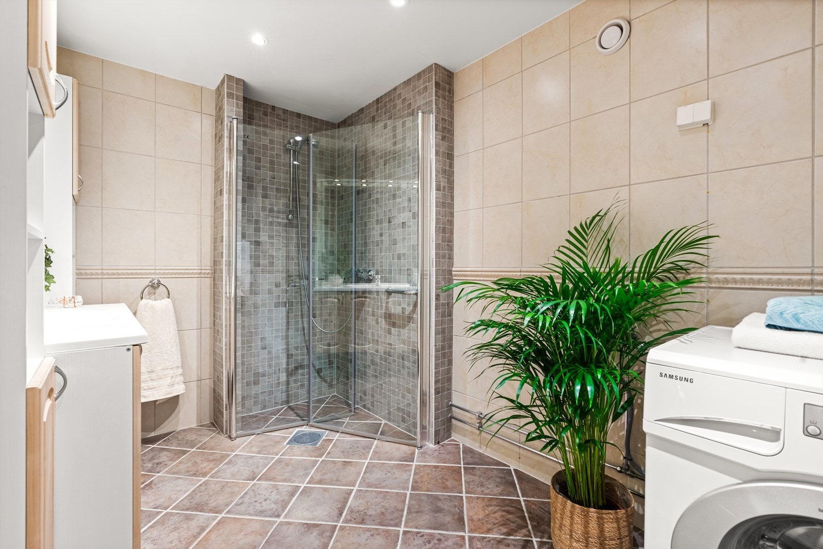 Badet er overflateoppusset i senere tid, med nytt dusjhjørne, innredning og rørføringer til baderommet Galleribilde