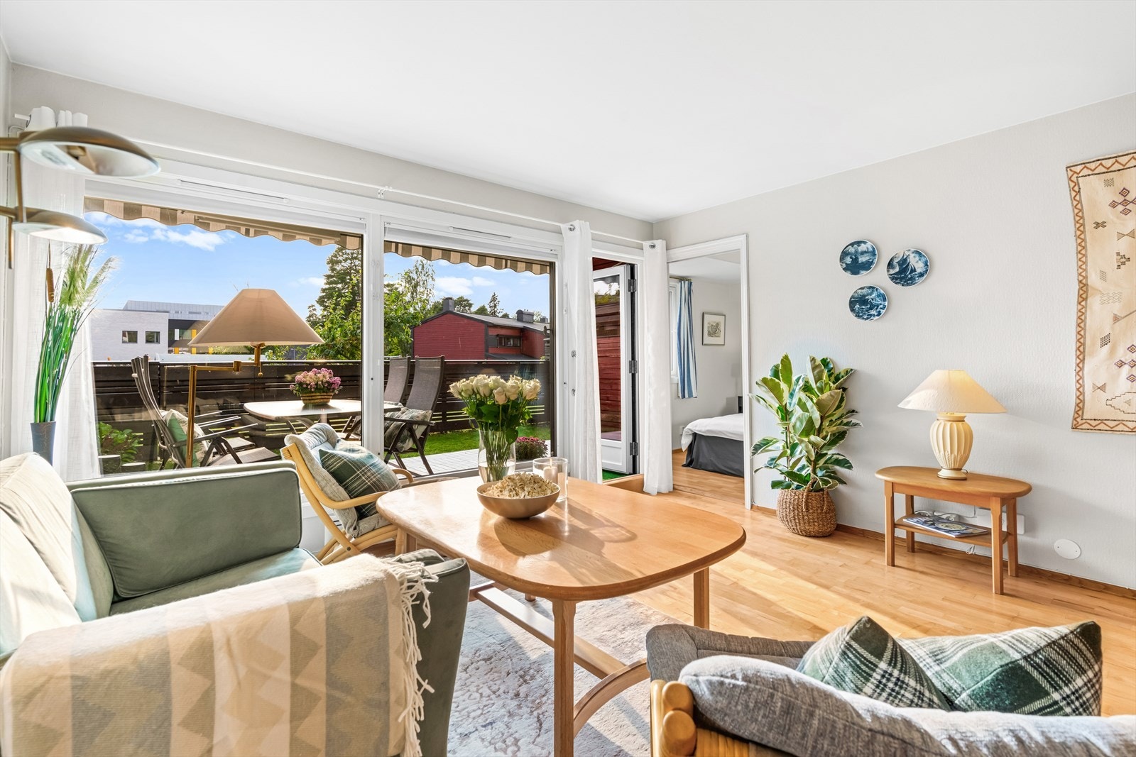 Leiligheten byr på store vindusflater som gir gode lysforhold Galleribilde