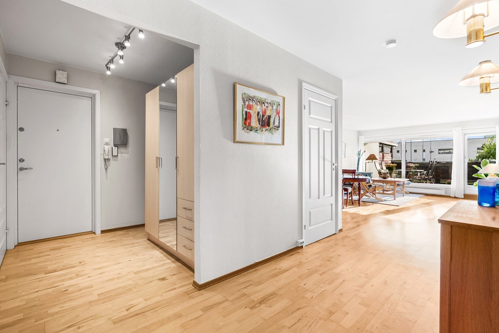 Lys og romslig entrér med adkomst til praktisk bod som kan benyttes til garderobe og oppbevaring av husholdningsartikler Galleribilde