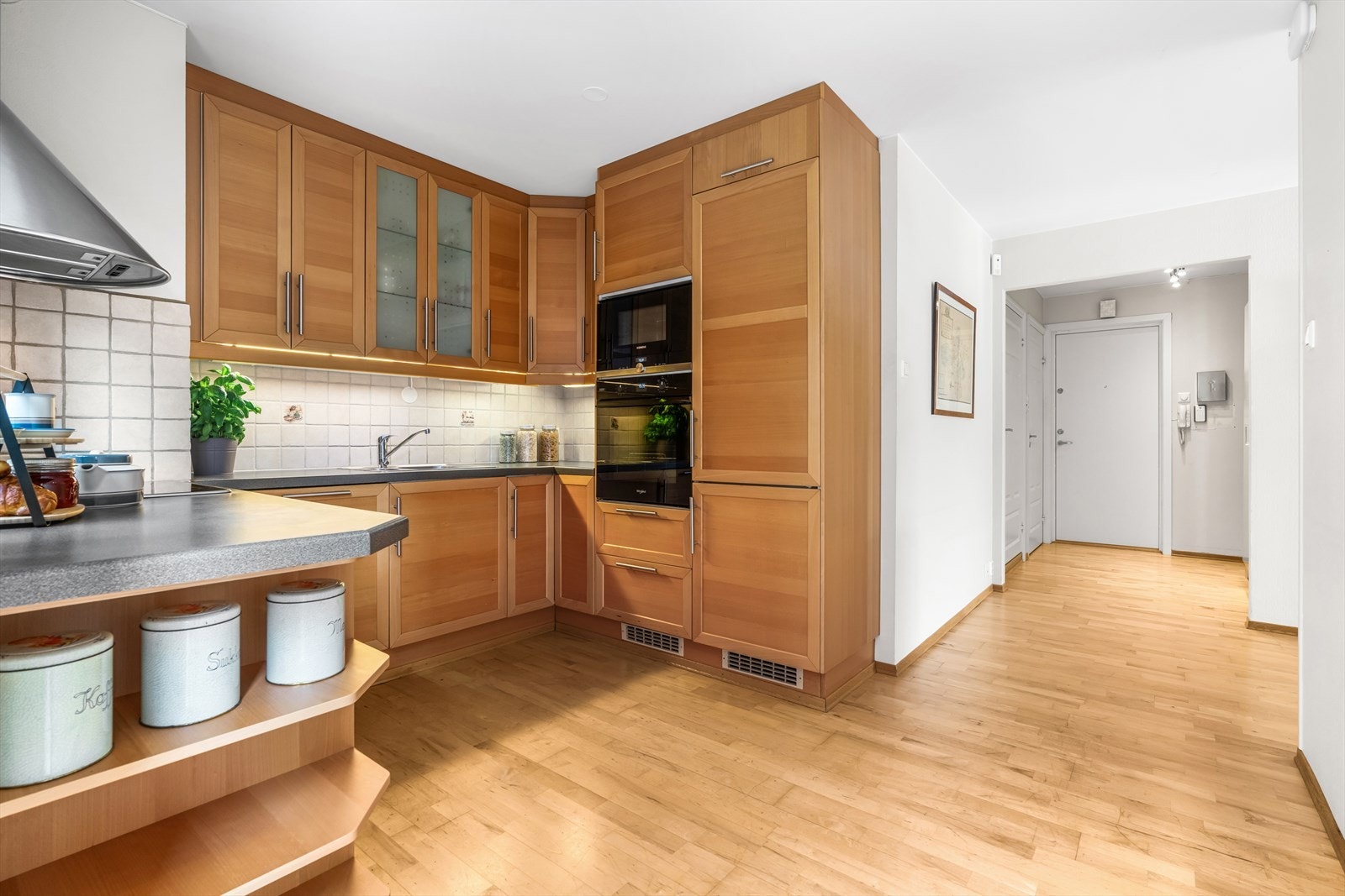 Det separate kjøkkenet byr på godt med arbeidsplass og oppbevaringsrom Galleribilde