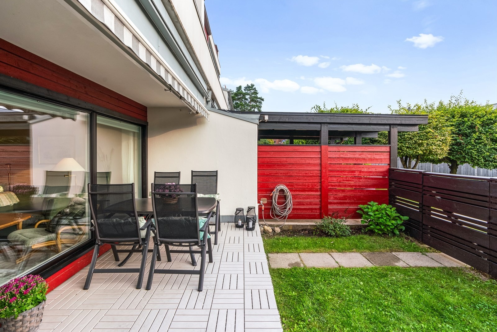 Videre fra terrassen er det en privat, inngjerdet hage med port ut til velstelte fellesarealer Galleribilde