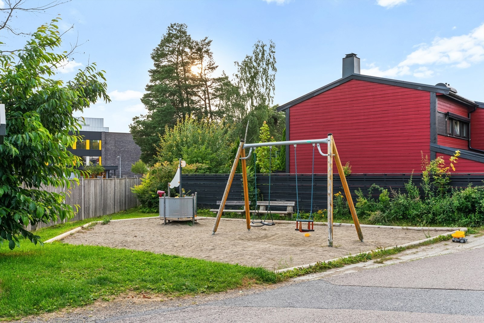 Borettslaget har velstelte uteområder og lekeplasser for de minste Galleribilde