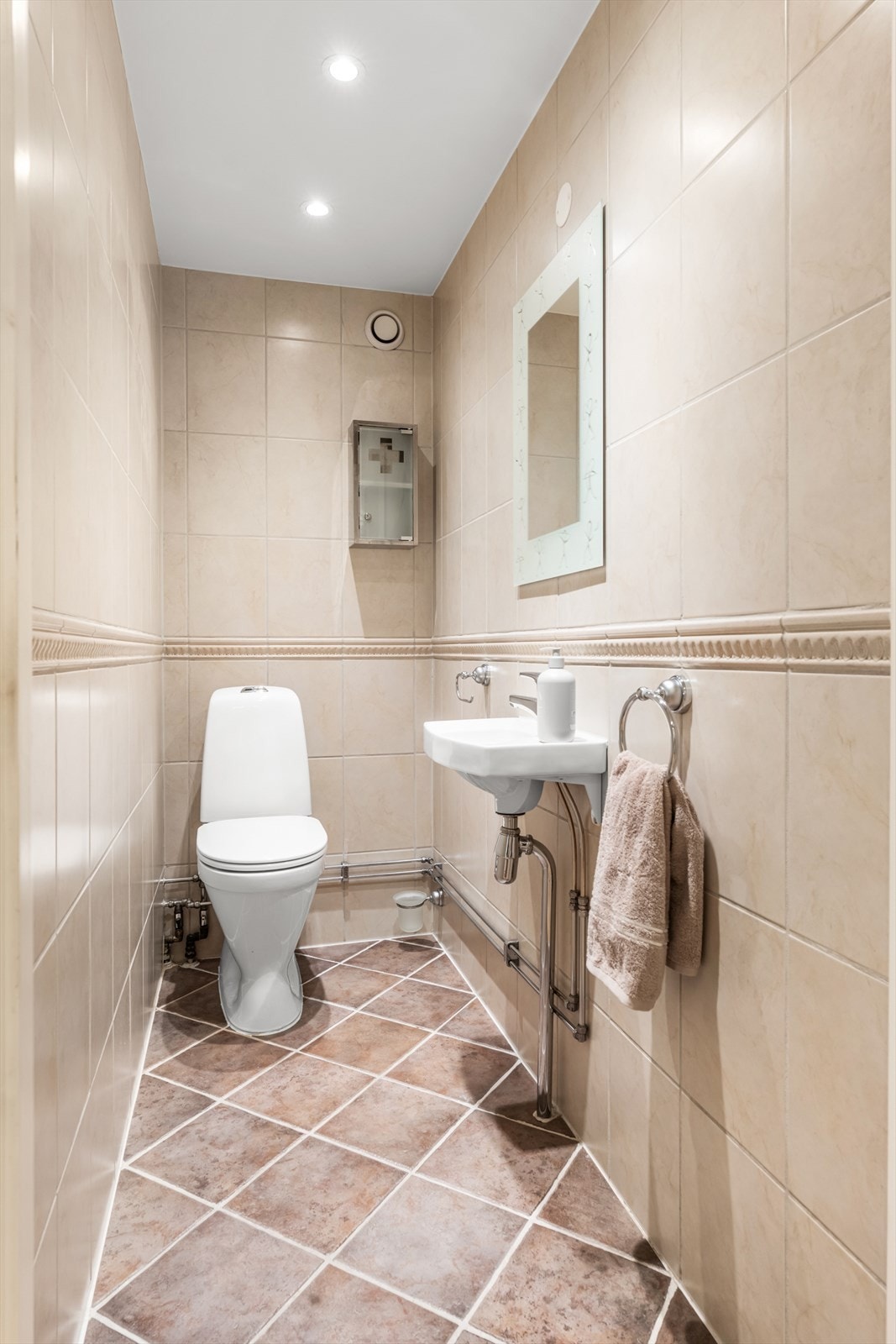 Vegg i vegg med badet, er det et praktisk toalettrom Galleribilde