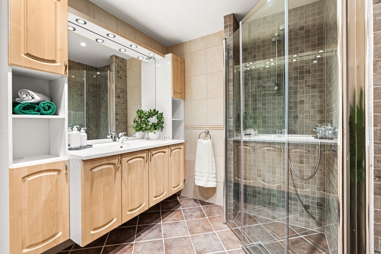 Flislagt baderom med termostatstyrte varmekabler i gulv Galleribilde