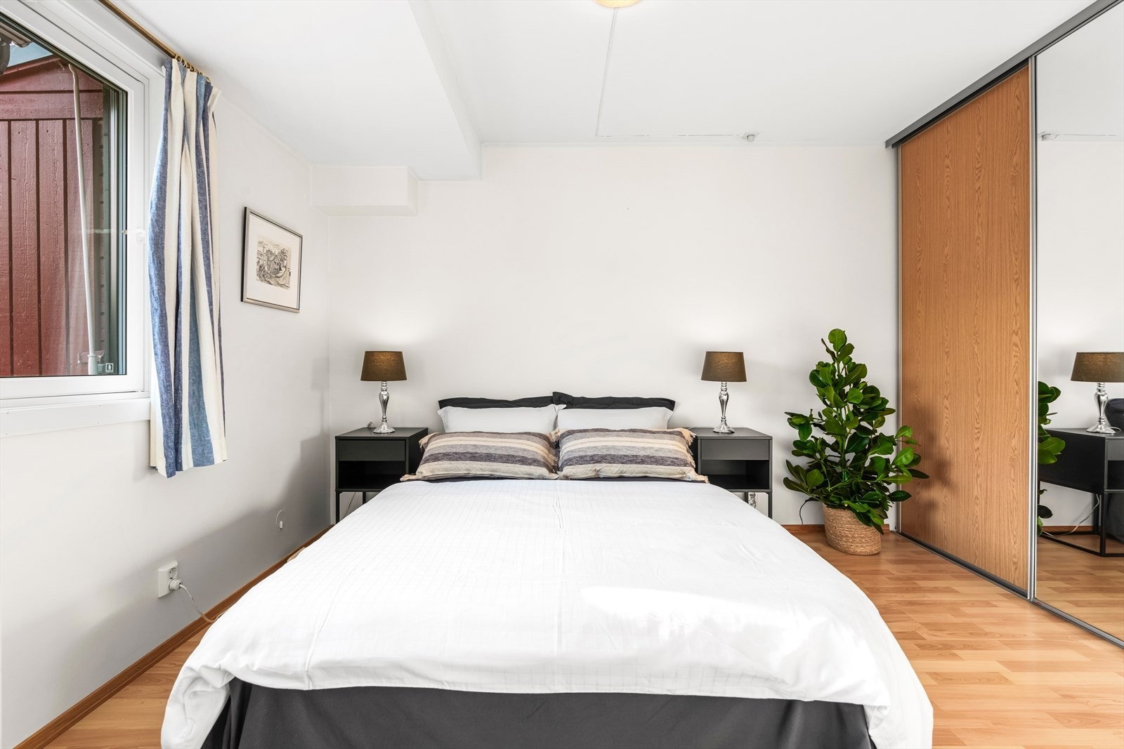 Hovedsoverommet er romslig med god plass til stor dobbeltseng og tilhørende nattbord Galleribilde