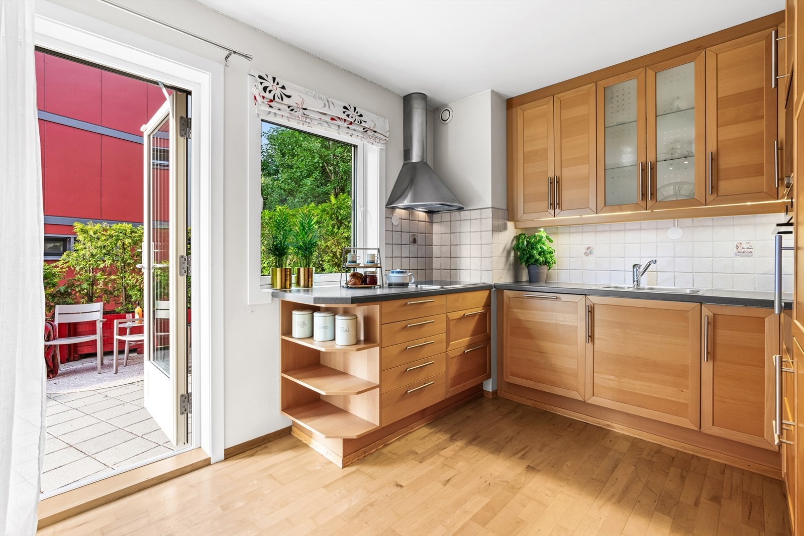 Kjøkkenet har integrerte hvitevarer som platetopp, oppvaskmaskin, stekeovn, mikrobølgeovn og kjøl/fryseskap Galleribilde