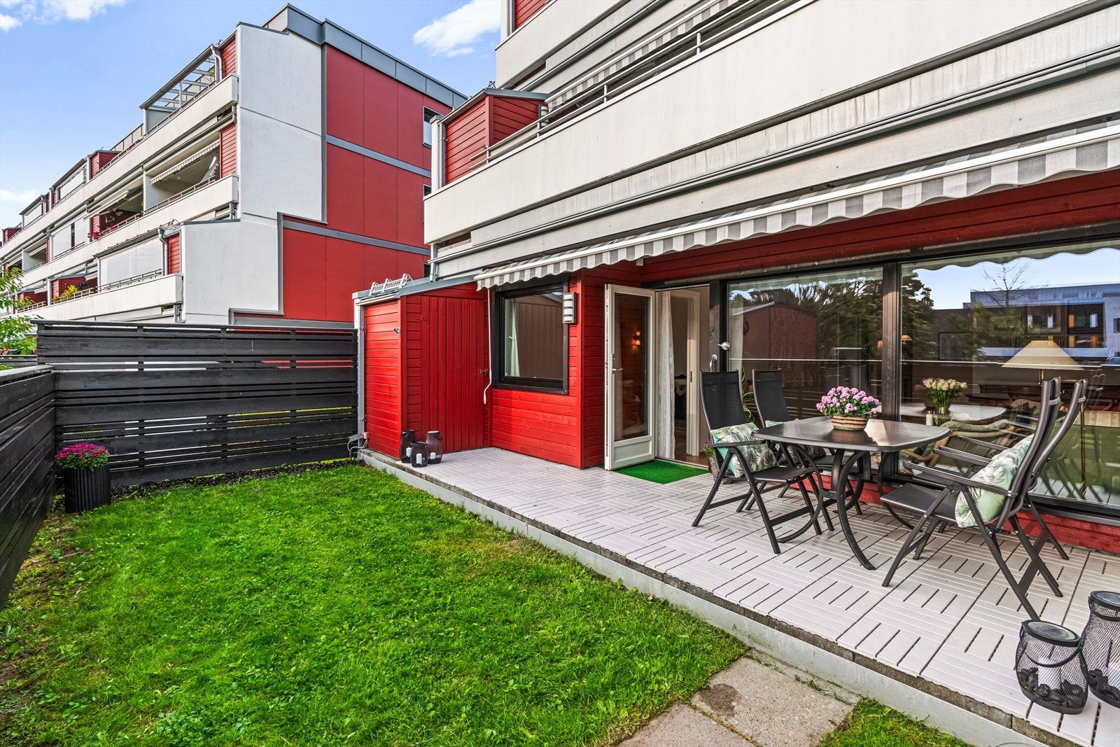 Fra stuen er det utgang til en vestvendt terrasse på ca. 11m² Galleribilde