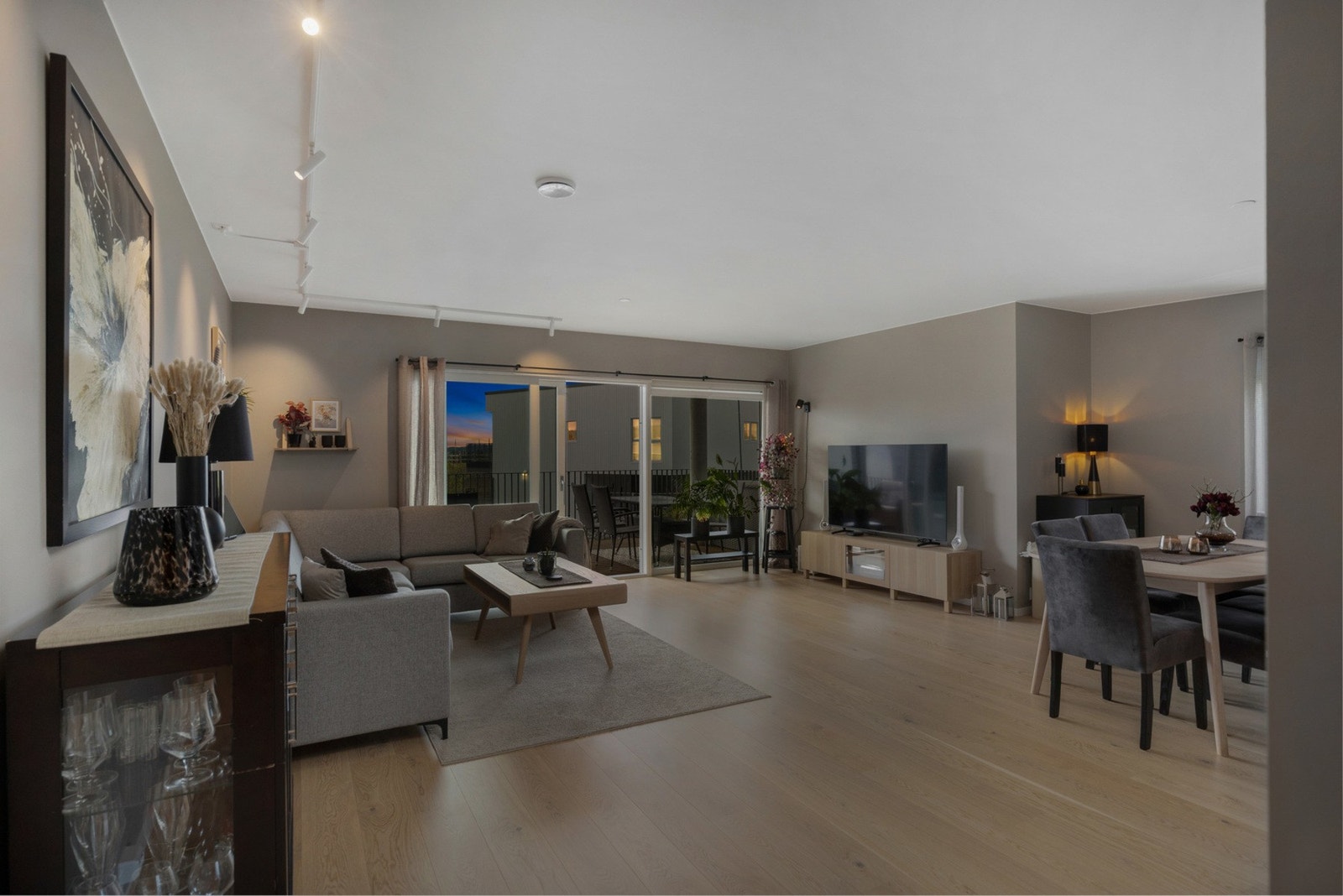 Leiligheten ligger tilbaketrukket i feltet, samt har en rolig og barnevennlig beliggenhet. Leiligheten ligger i en privat gate, fri for gjennomkjøring. P-plass i kjeller, samt gjesteparkering på fremsiden av blokka. Galleribilde