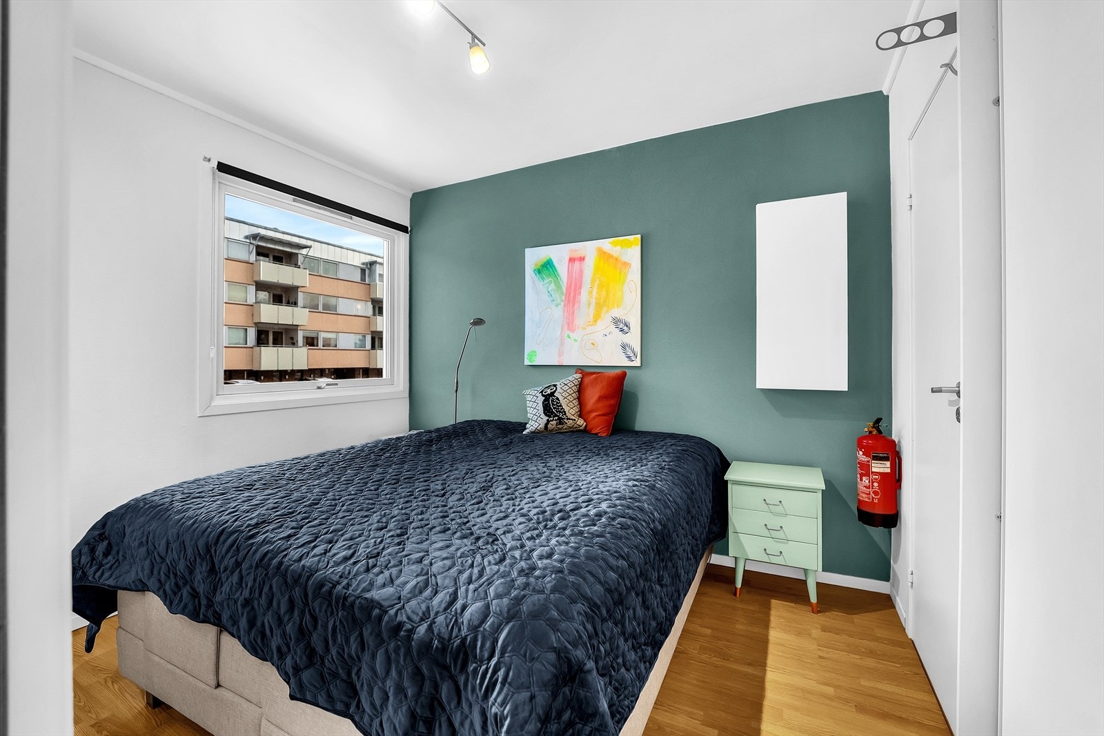 Hovedsoverommet har god plass, garderobeløsning og tilgang til innvendig bod for ekstra oppbevaring Galleribilde