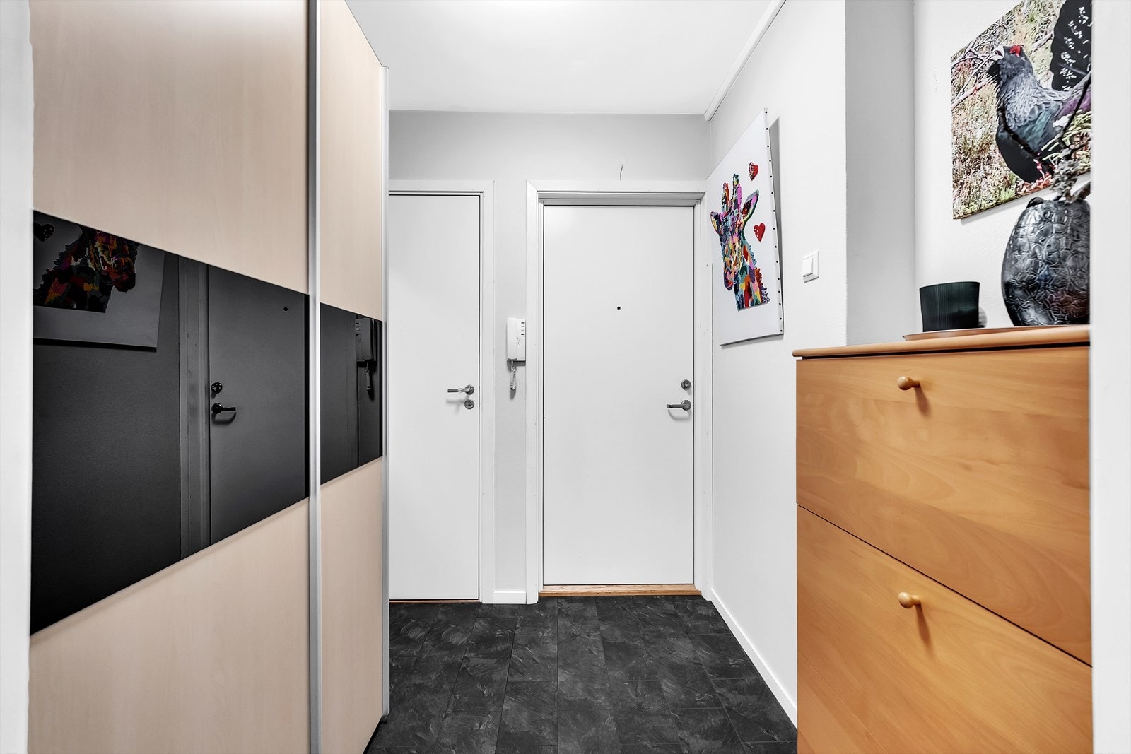 Entréen har en praktisk garderobeløsning og god plass til å henge fra seg yttertøy. Galleribilde