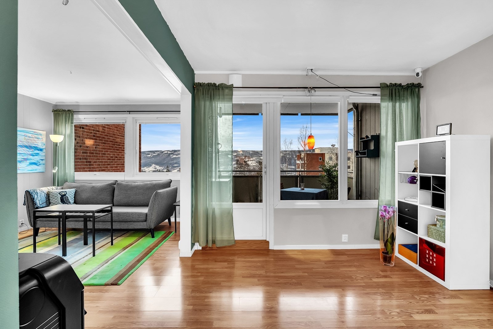 Dette er en lys og praktisk 3-roms leilighet, beliggende i byggets 3. etasje. Galleribilde