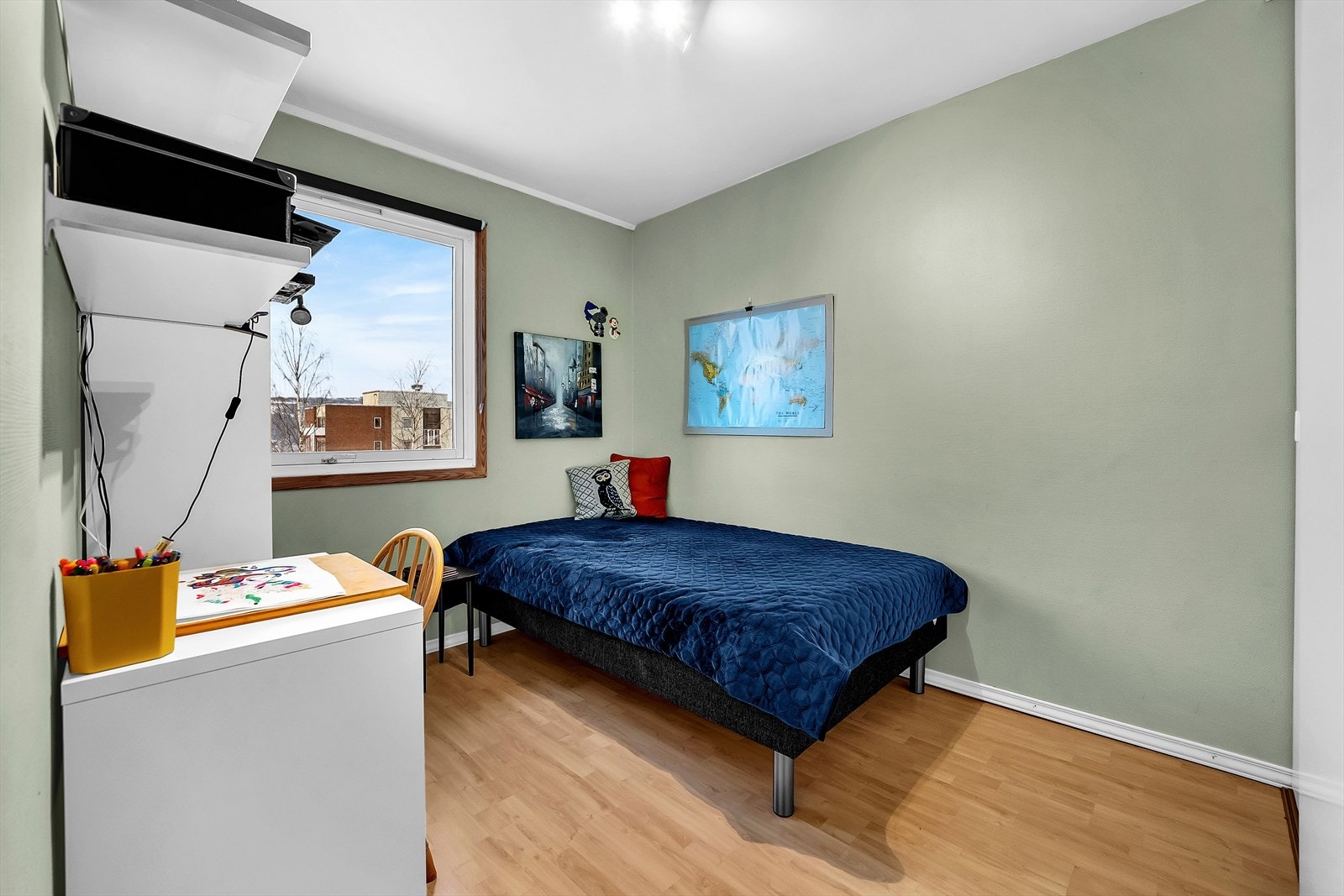 Soverom 2 - allsidig rom som passer perfekt som gjesterom, barnerom eller kontor, med praktisk garderobeløsning Galleribilde