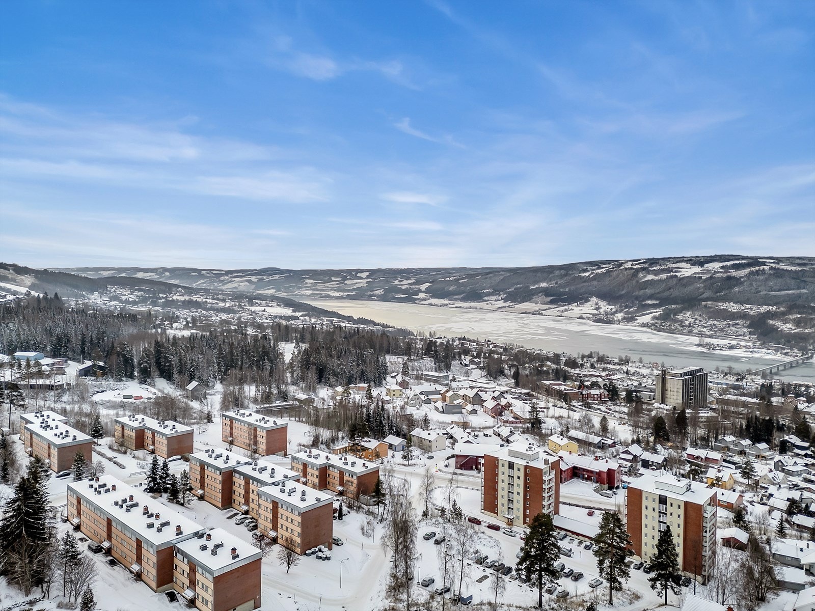 Her kan du nyte panoramautsikt som strekker seg over takene og ned mot byen, med fjellene i horisonten som skaper en harmonisk og stemningsfull bakgrunn. Galleribilde