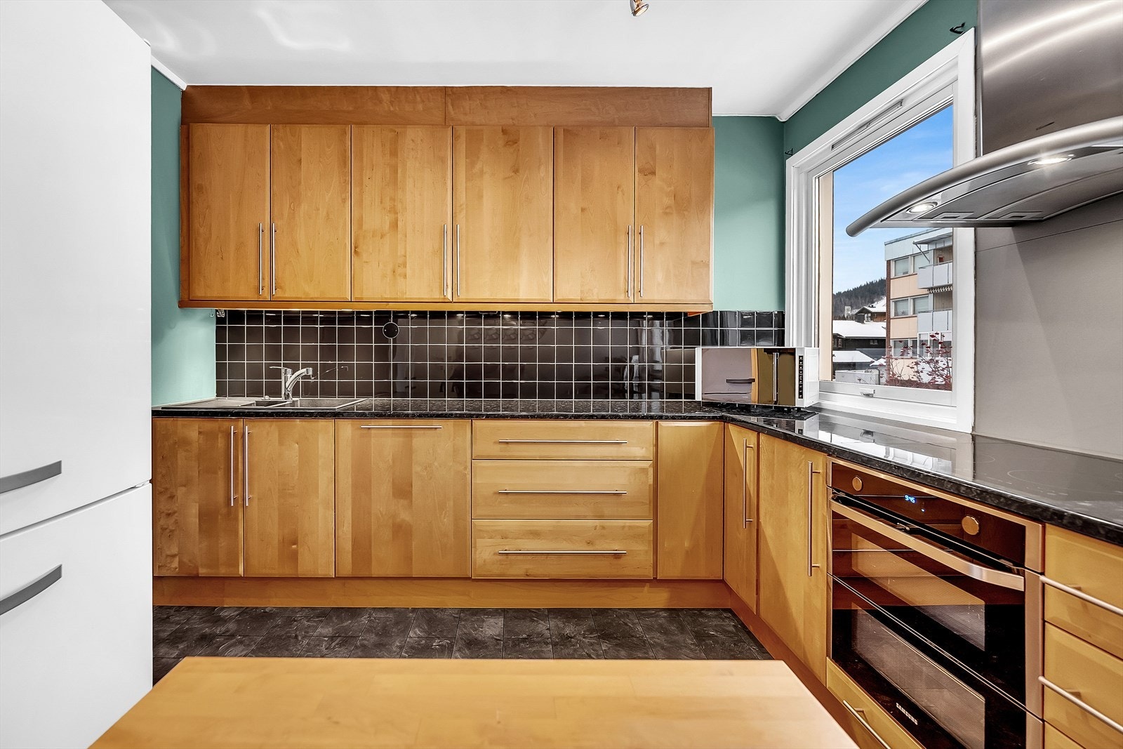 Praktisk, med smarte detaljer, som en Samsung innebygd ovn styrt via mobilen - varm opp ovnen mens du handler Grandis! Galleribilde