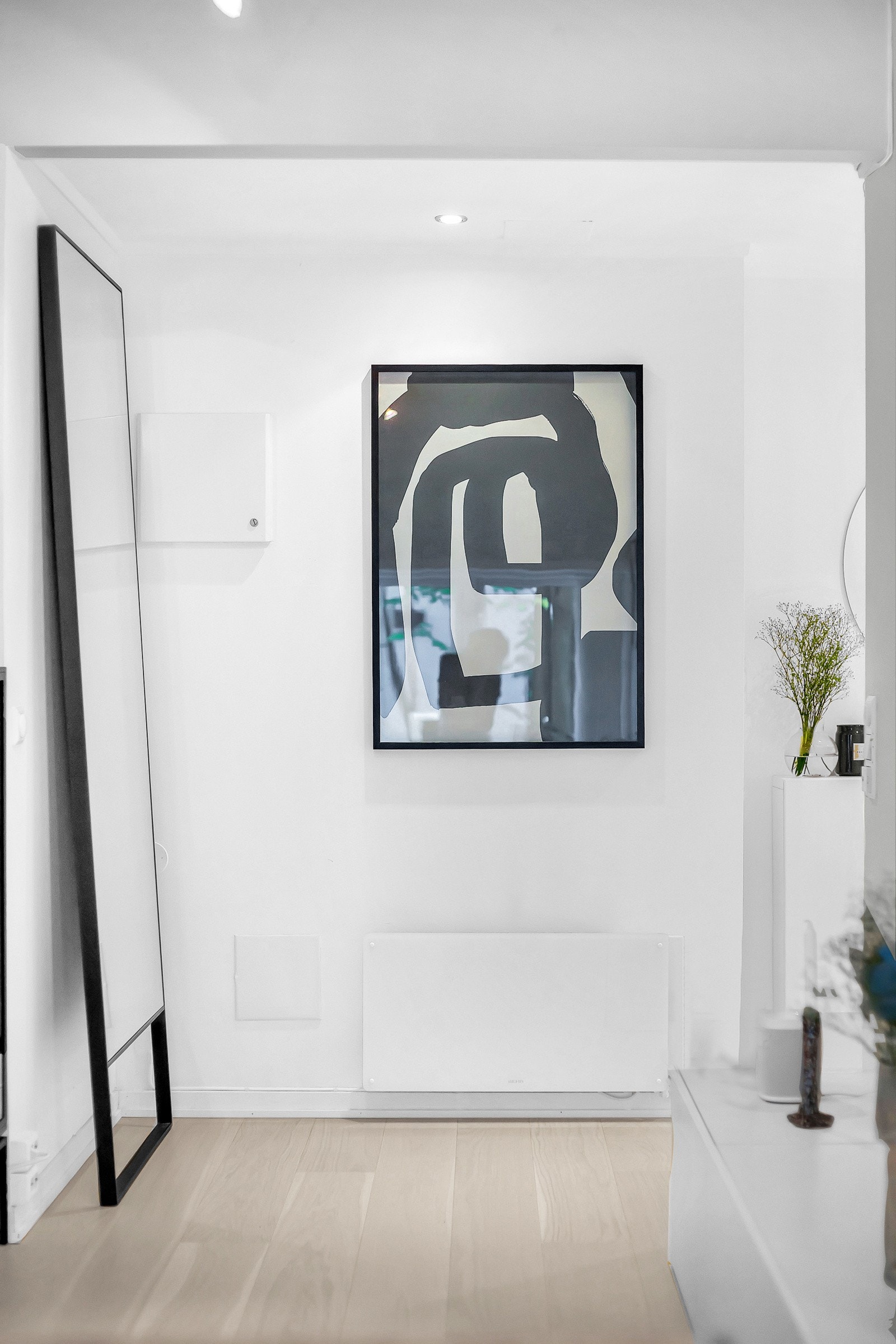 Gang/entrè har lysmalte vegger og belysning i himlingen. Galleribilde