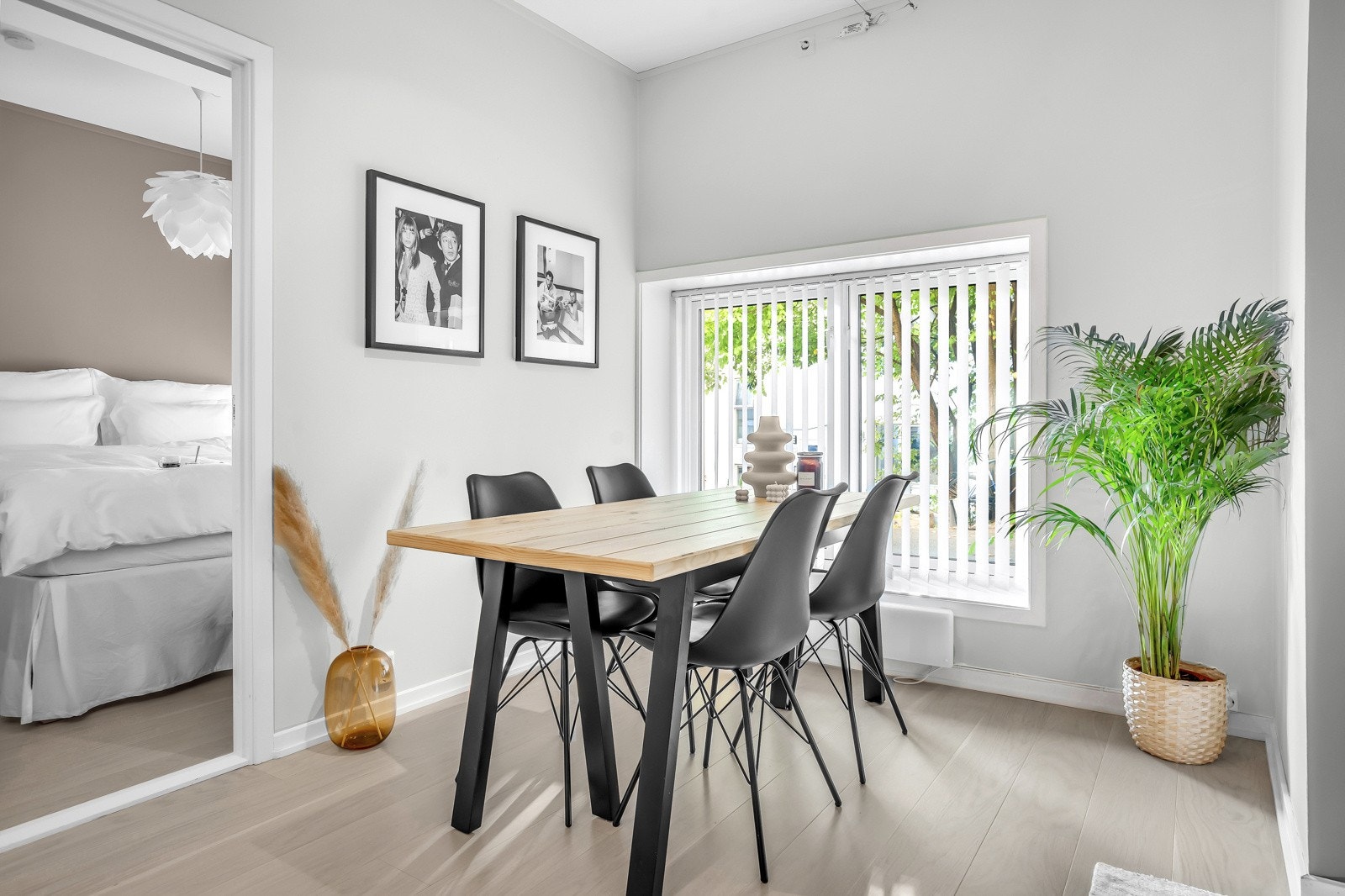 Boligen oppvarmes via elektriske paneloner. Galleribilde