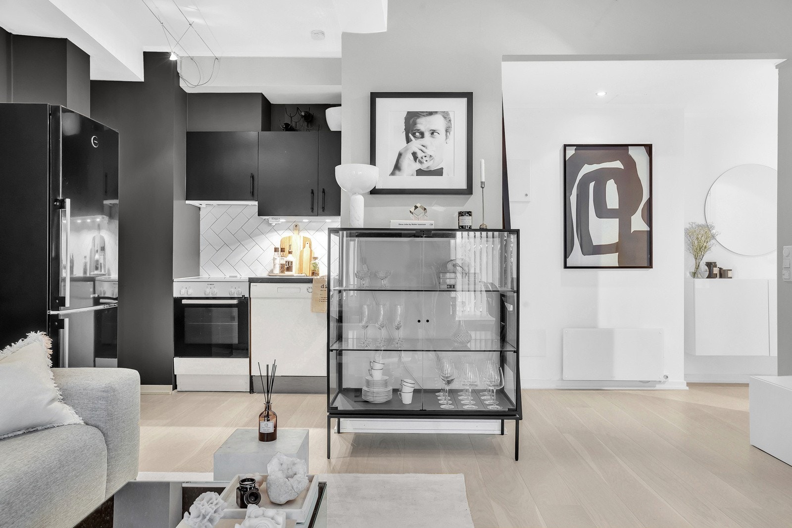 Her kan det møbleres med sofa, stuebord, Tv-møblement og et spisebord. Galleribilde