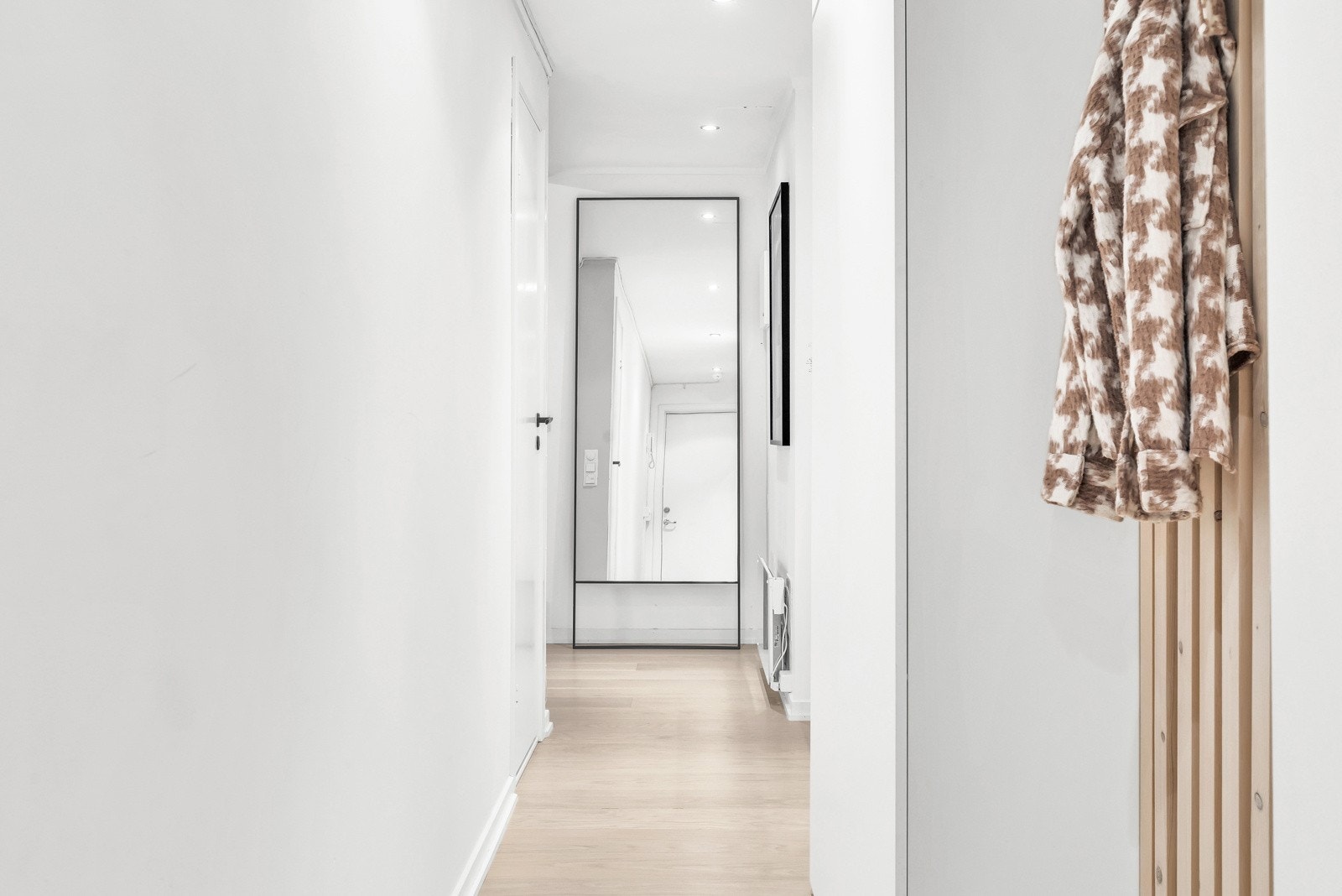Det er satt opp på spilevegger i deler av entrèen. Galleribilde