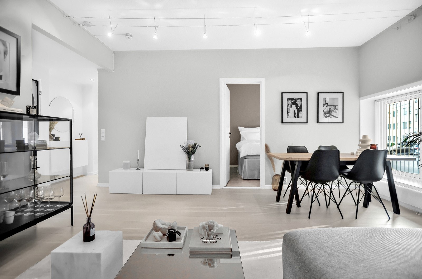 Romløsningen gjør det slik at man kan stå for matlagingen, samtidig som gjestene kan underholdes. Galleribilde