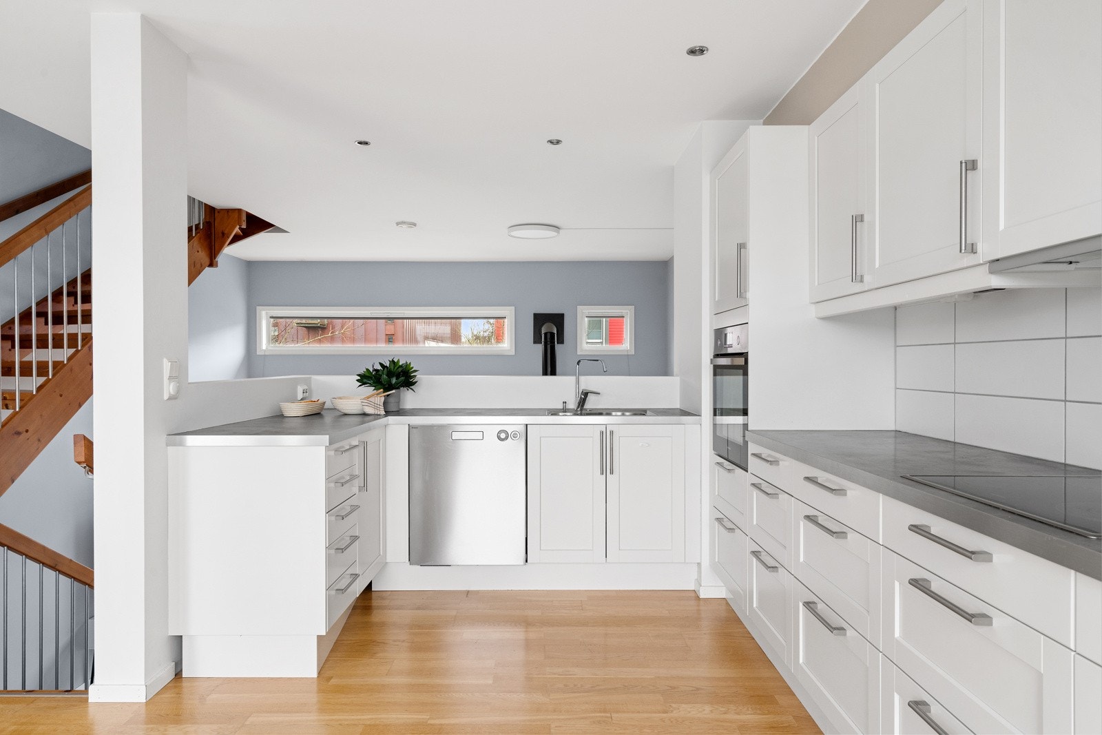 Pent kjøkken med god skap- og benkeplass. Galleribilde