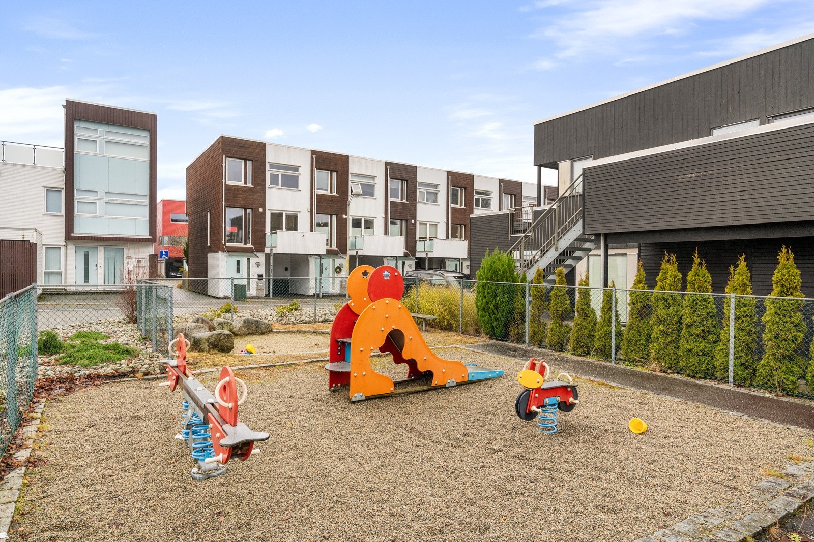 Flere lekeplasser og grøntområder i nærheten. Galleribilde