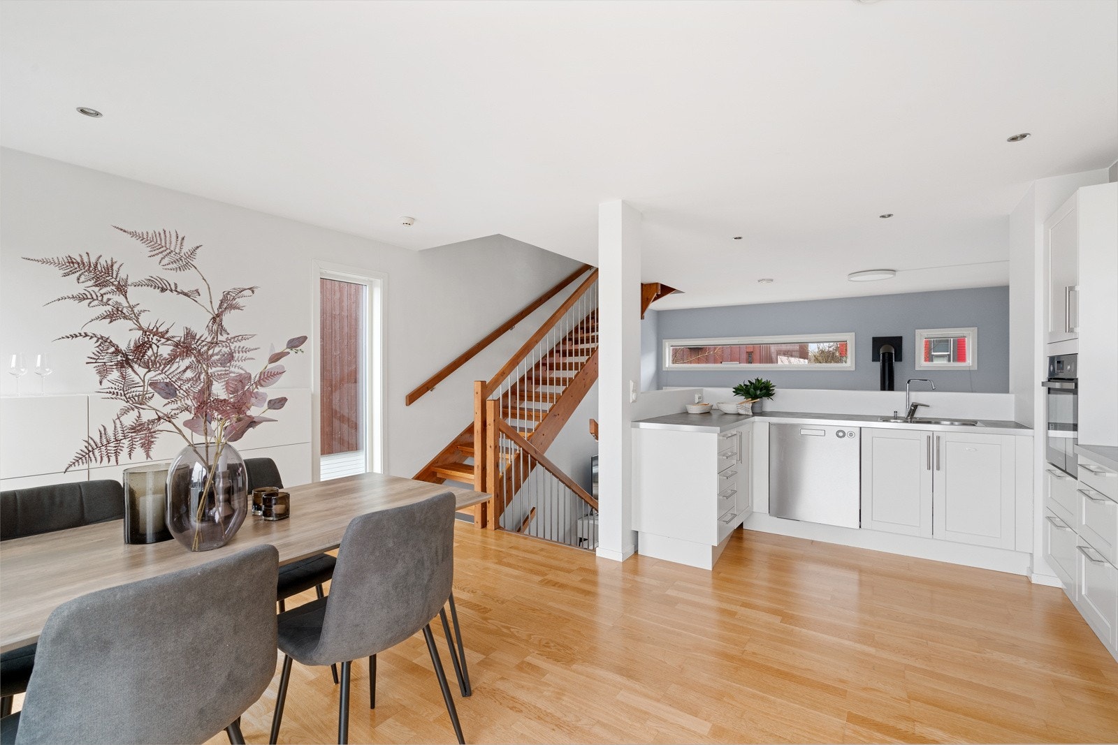 Videre tilkomst til boligen øverste etasje. Galleribilde