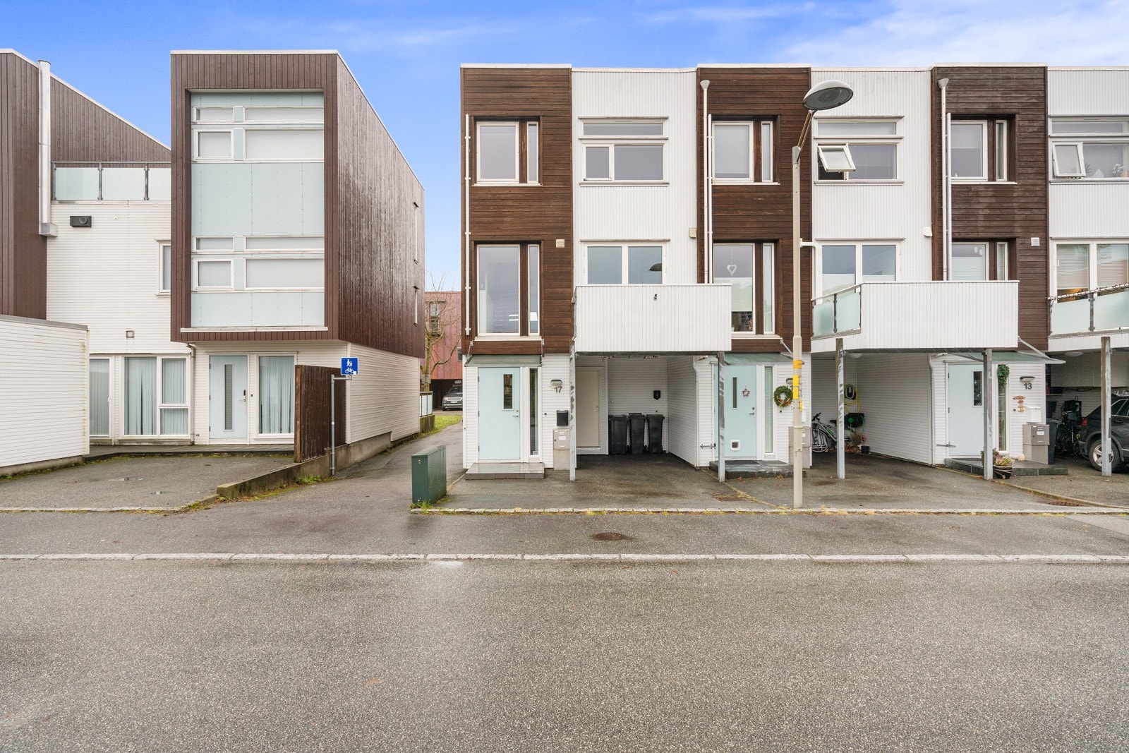 Biloppstillingsplass i carport. EL-bil lader installert. Oppstillingsplass til bil nr. 2 eller gjester like foran boligen. Galleribilde