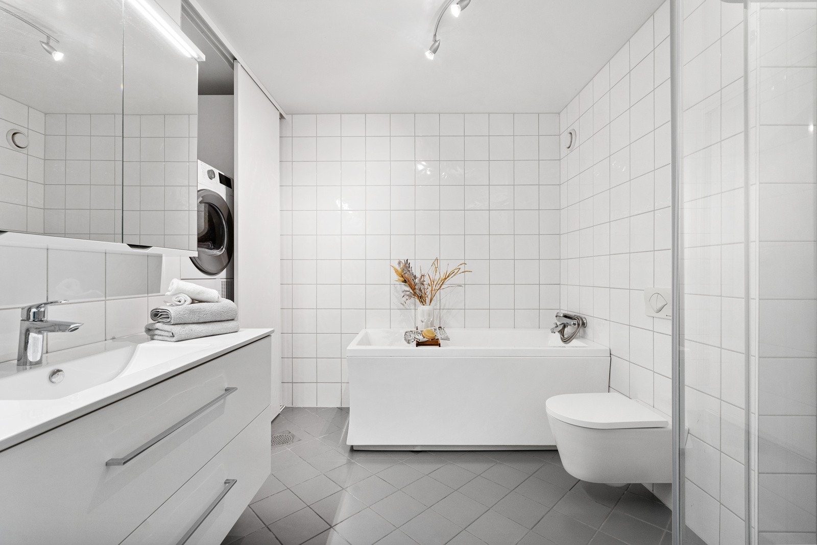 Stort og praktisk baderom med badekar og dusj Galleribilde