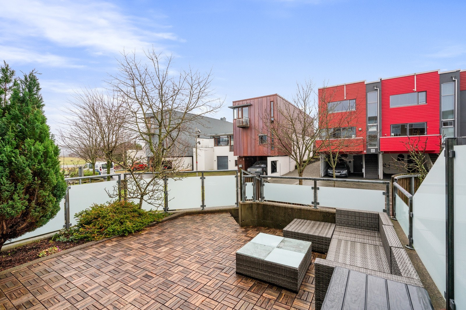 Stor, solrik terrasse. Galleribilde