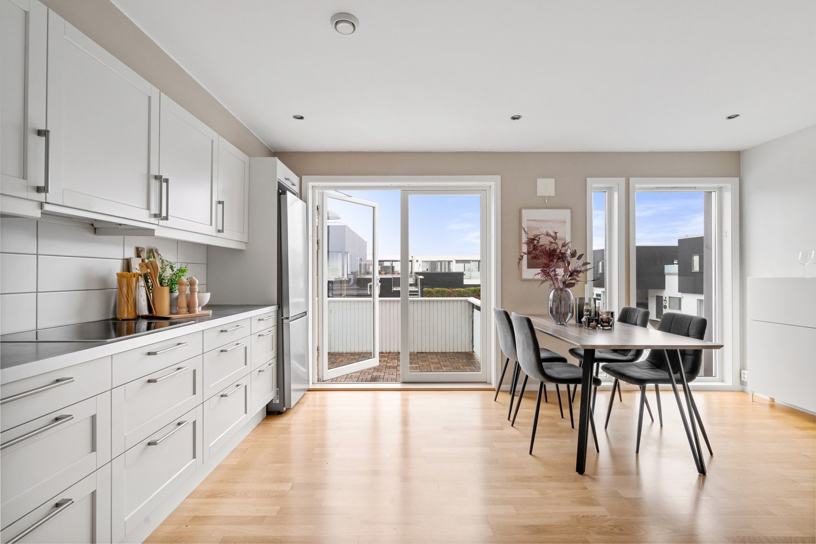 Utgang til solrik balkong med pen utsikt. Galleribilde