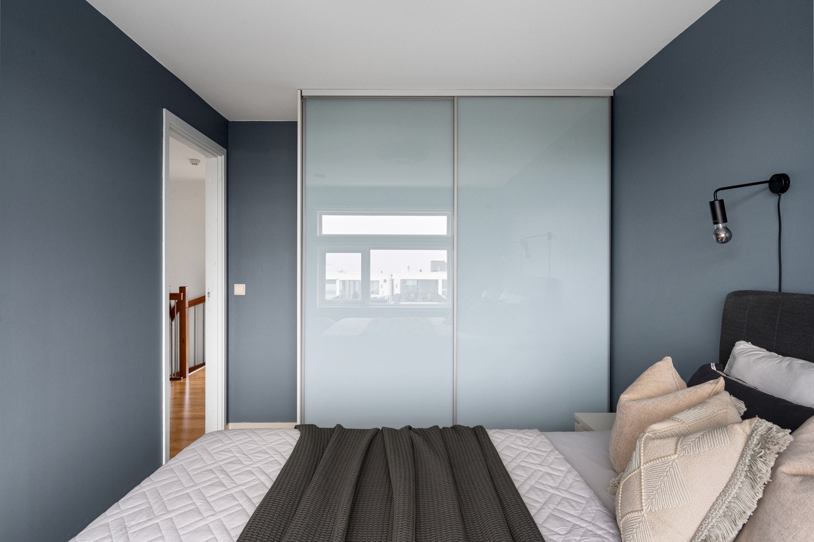 Hovedsoverom i dag utstyrt med praktisk garderobeløsning. Galleribilde