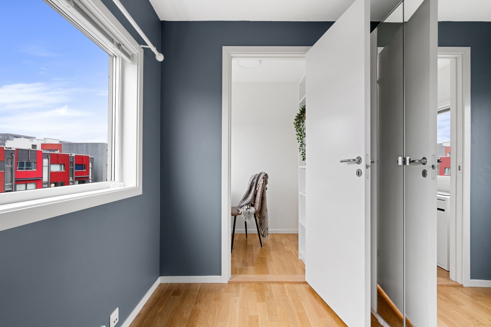 Tilhørende lagringsbod/walk-in closet. Galleribilde