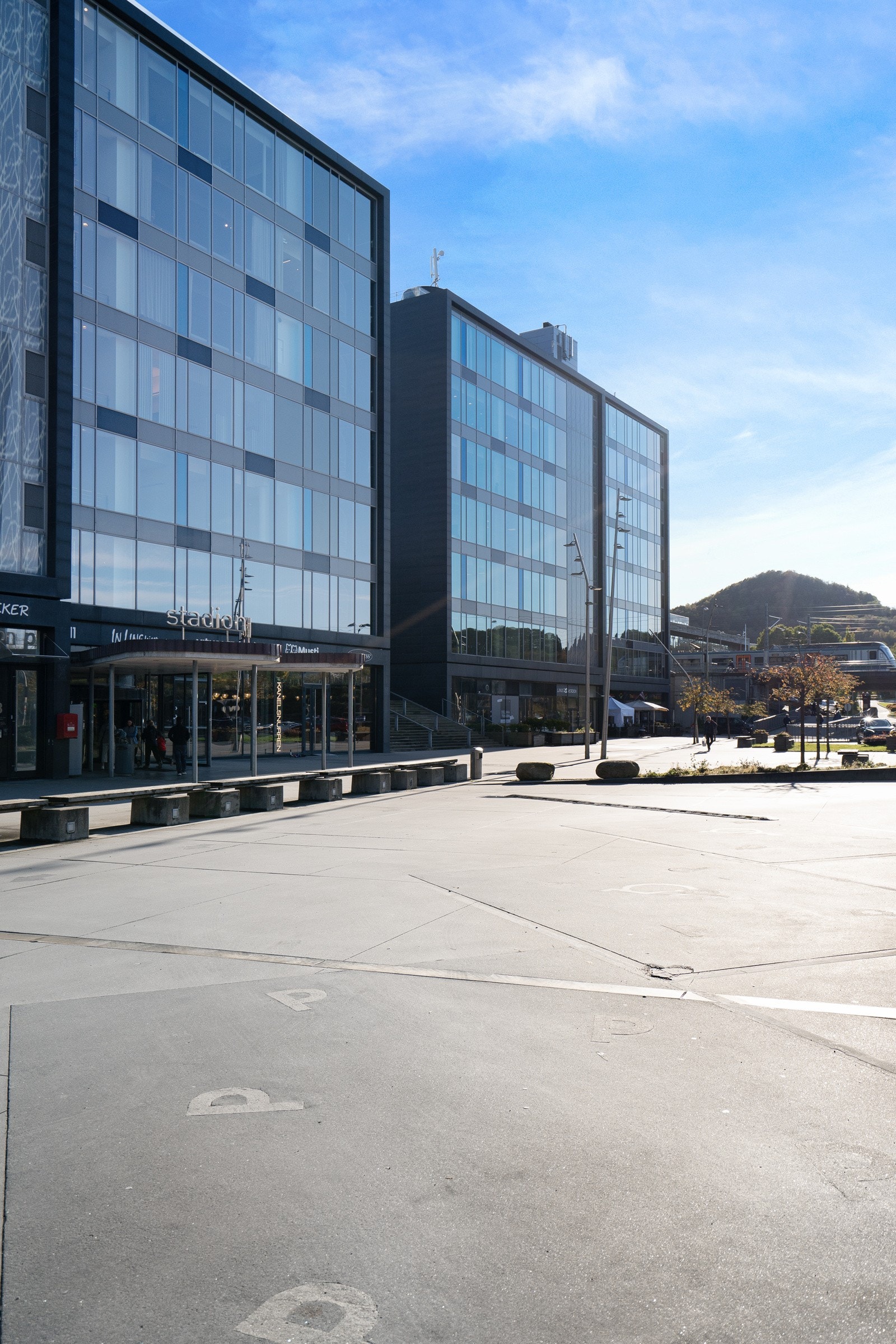 Gangavstad til Stadionparken med dagligvarehandel, frisør, kafé, treningssenter mm. Galleribilde